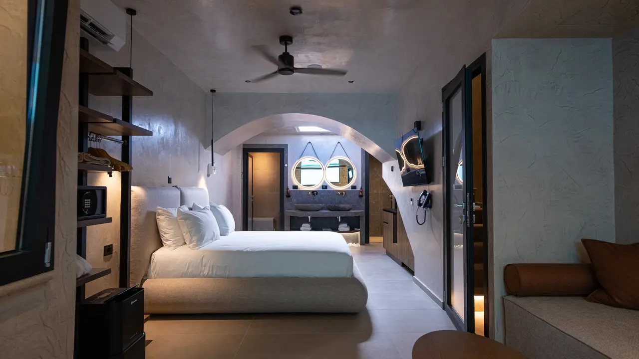 Royal Hotel and Suites