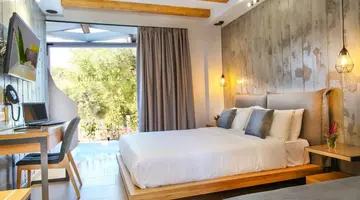 Royal Hotel and Suites