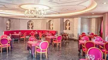 Royal Taj Mahal Hotel