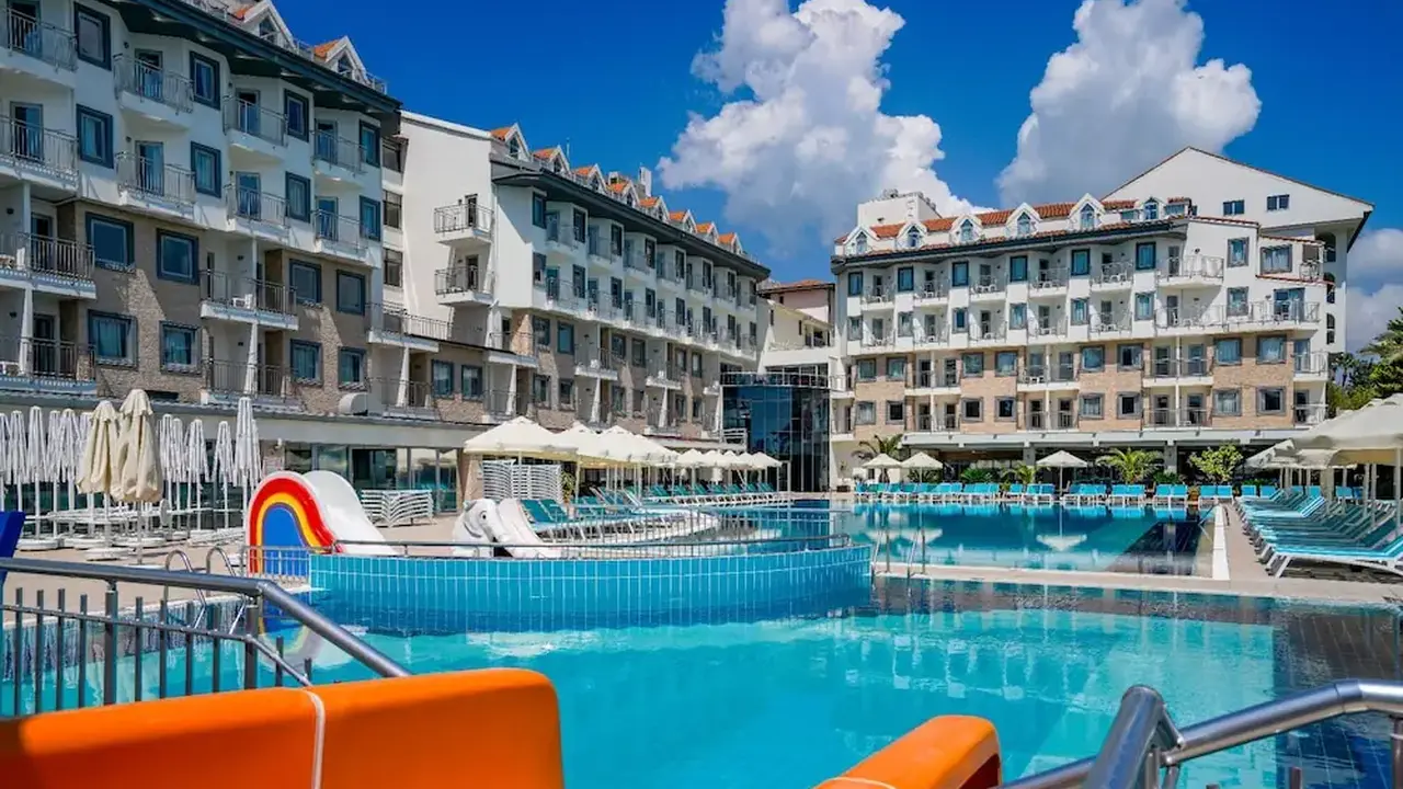 Side Aluna Hotel