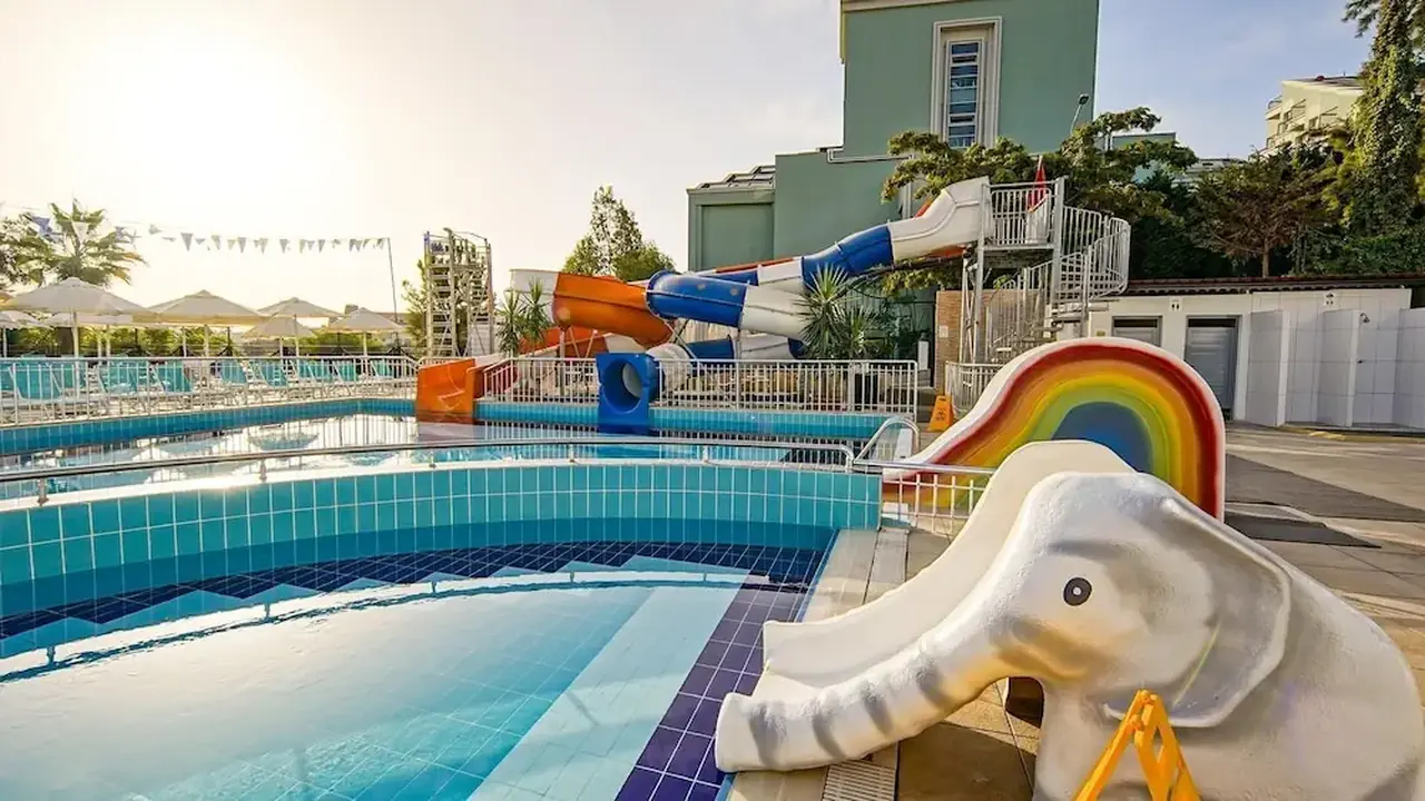 Side Aluna Hotel