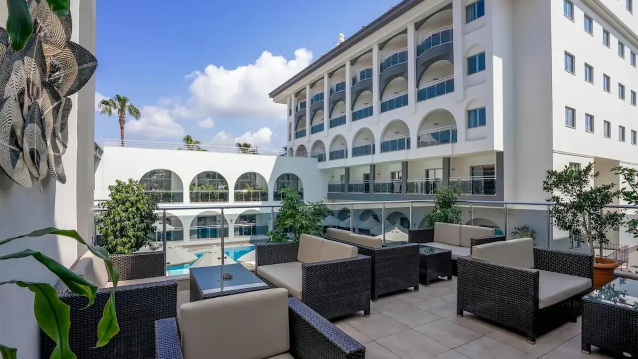 Side Aluna Hotel