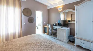 SMY SANTORINI SUITES & VILLAS