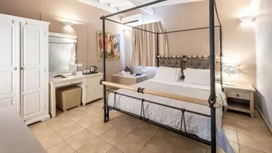 SMY SANTORINI SUITES & VILLAS