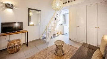 SMY SANTORINI SUITES & VILLAS