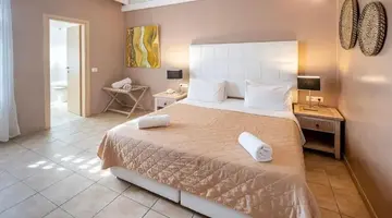SMY SANTORINI SUITES & VILLAS