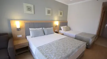 Solivia Hotel (Ex Titan Select Hotel)