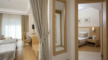 Solivia Hotel (Ex Titan Select Hotel)