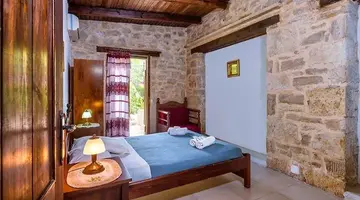 Stone Village Petrino Horio