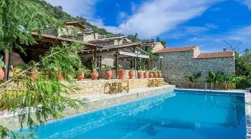 Stone Village Petrino Horio