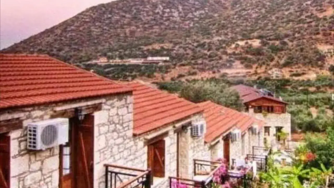 Stone Village Petrino Horio