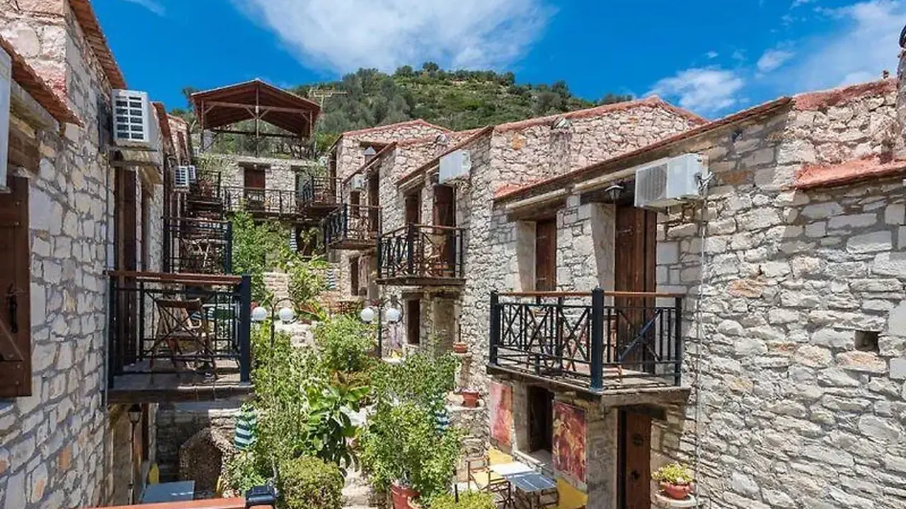 Stone Village Petrino Horio