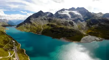 Szwajcaria i czerwony pociąg
