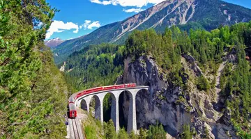 Szwajcarski express i czerwony pociąg