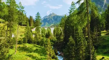 Szwajcarski express i czerwony pociąg