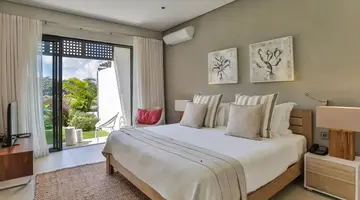 THE BAY CLUB AT ANAHITA