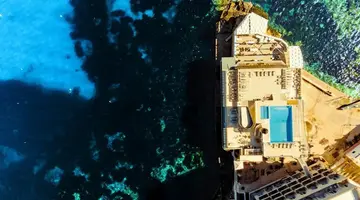 The Gillieru Harbour Hotel