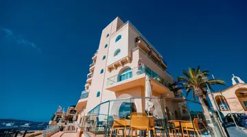 The Gillieru Harbour Hotel