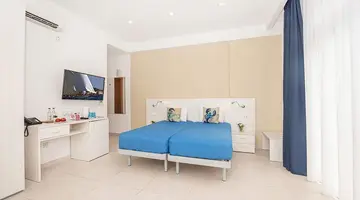 The Gillieru Harbour Hotel