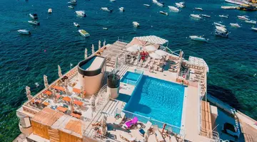 The Gillieru Harbour Hotel