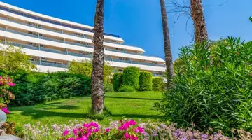 THE GRAND BLUE SKY HOTEL