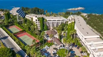 THE GRAND BLUE SKY HOTEL