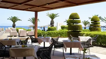 THE IXIAN GRAND & ALL SUITES