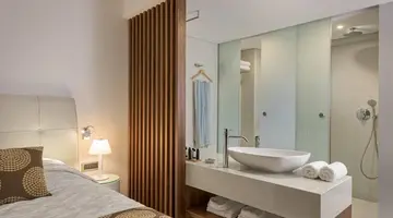 THE IXIAN GRAND & ALL SUITES