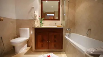 The Orangers Beach Resort & Bungalows 4