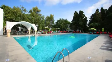 The Orangers Beach Resort & Bungalows 4