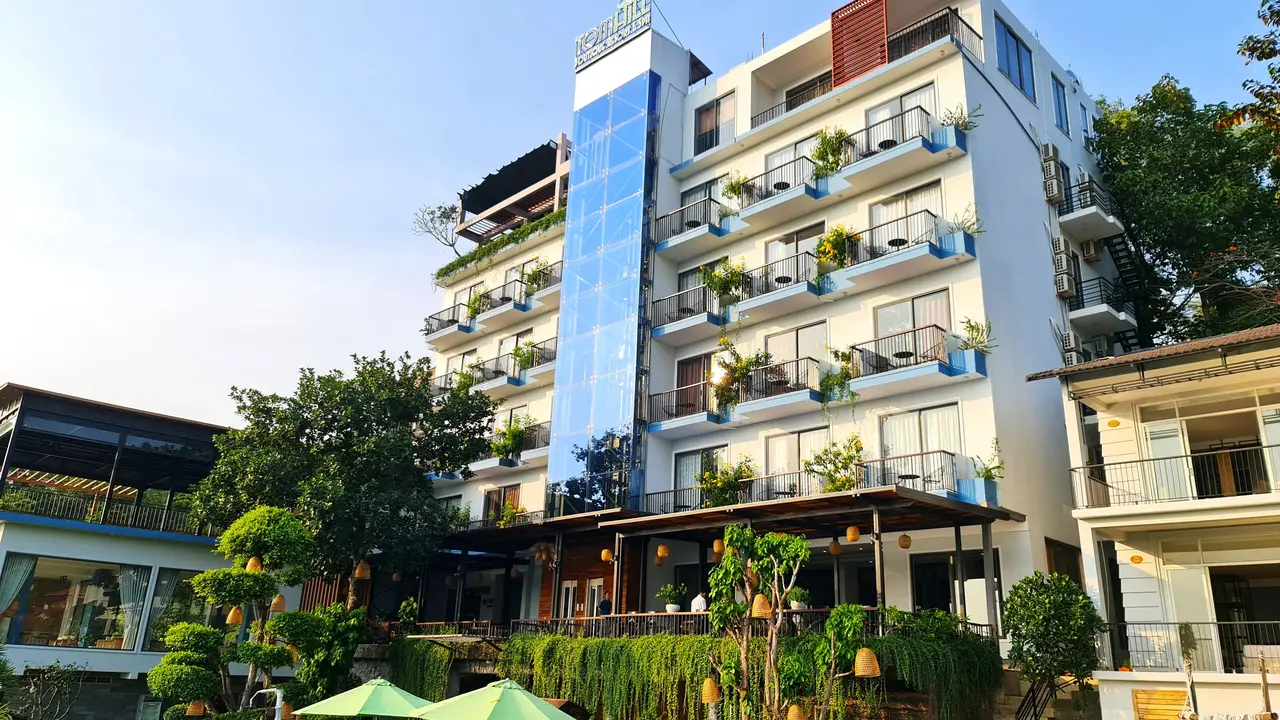 TOM HILL RESORT & SPA