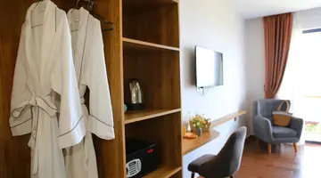 TOM HILL RESORT & SPA