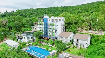 TOM HILL RESORT & SPA