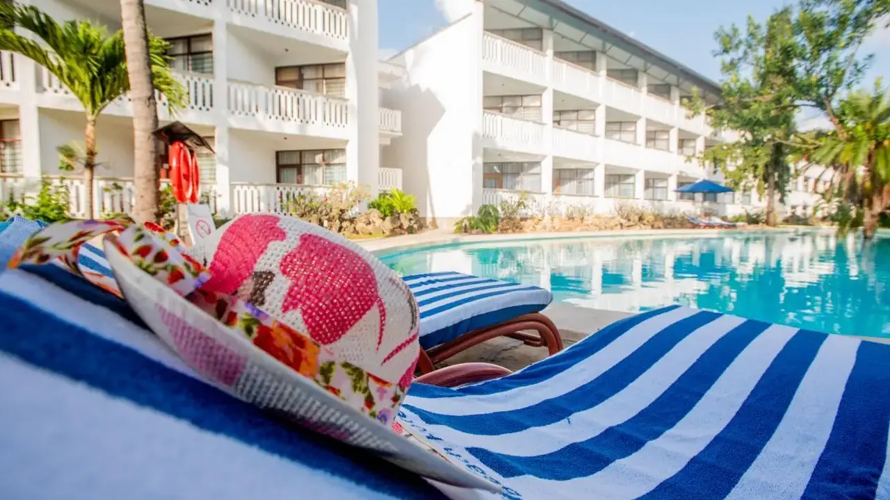 Travellers Beach Hotel & Spa