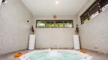 Travellers Beach Hotel & Spa