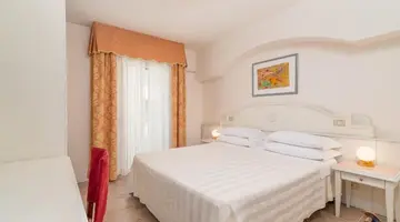UNIVERSAL HOTEL