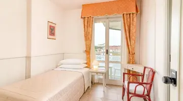 UNIVERSAL HOTEL
