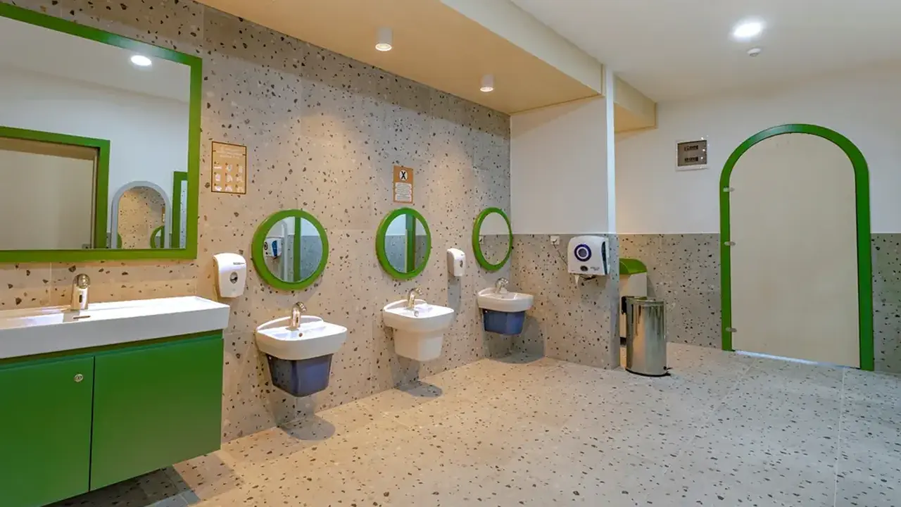 UTOPIA WORLD DE LUXE HOTEL