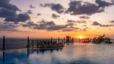 UTOPIA WORLD DE LUXE HOTEL