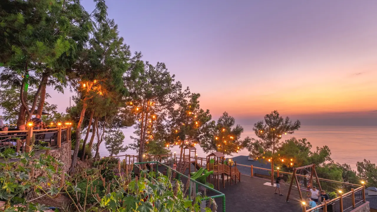 UTOPIA WORLD DE LUXE HOTEL