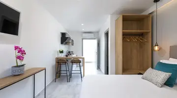 V Luxury Suites