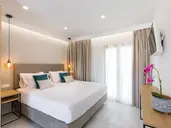 V Luxury Suites