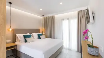 V Luxury Suites
