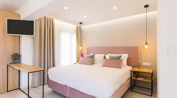 V Luxury Suites