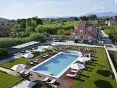 V Luxury Suites
