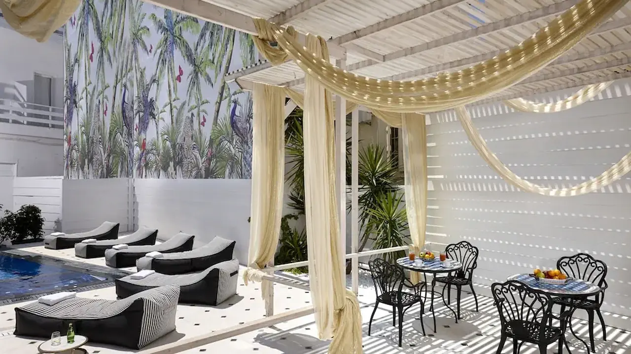 Vasia Boulevard - Adults Only