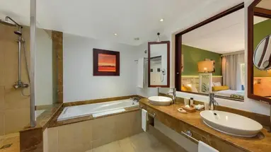 Victoria Beachcomber Resort & Spa 4