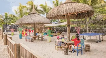 Victoria Beachcomber Resort & Spa 4