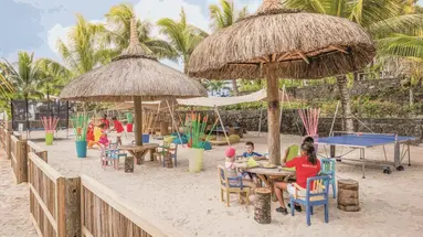 Victoria Beachcomber Resort & Spa 4