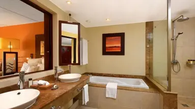 Victoria Beachcomber Resort & Spa 4